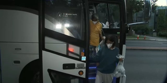 Dos autobuses que transportan migrantes de Del Rio, Texas, llegan cerca de la residencia del Observatorio Naval de la vicepresidenta Kamala Harris en Washington, DC, el jueves 15 de septiembre de 2022.