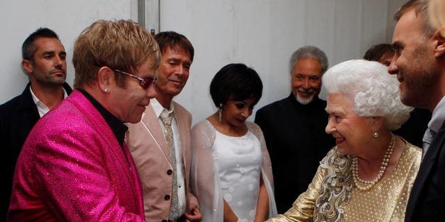 A Rainha Elizabeth II conheceu Sir Elton John durante o Concerto do Jubileu de Diamante em frente ao Palácio de Buckingham em 2012. Ele foi condecorado pela rainha em 1998.