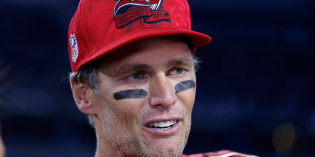 Rozgrywający Tampa Bay Buccaneers Tom Brady udziela wywiadu telewizyjnego po meczu Dallas Cowboys, niedziela, 11 września 2022 r. w Arlington w Teksasie. 