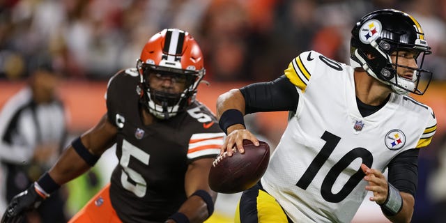 Mitch Trubesky #10 de los Pittsburgh Steelers esquiva a Anthony Walker Jr. #5 de los Cleveland Browns durante el primer cuarto en el First Energy Stadium el 22 de septiembre de 2022 en Cleveland, Ohio.