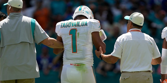 El mariscal de campo de los Miami Dolphins, Tua Tagovailoa (1), recibe asistencia fuera del campo durante la primera mitad de un partido contra los Buffalo Bills el 25 de septiembre de 2022 en Miami Gardens.