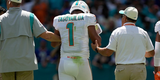 El mariscal de campo de los Miami Dolphins, Tua Tagovailoa (1), recibe asistencia fuera del campo durante la primera mitad de un partido contra los Buffalo Bills el 25 de septiembre de 2022 en Miami Gardens.