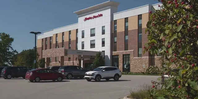 Los inmigrantes que han sido llevados a Burr Ridge permanecerán en un Hampton Inn durante al menos 30 días.