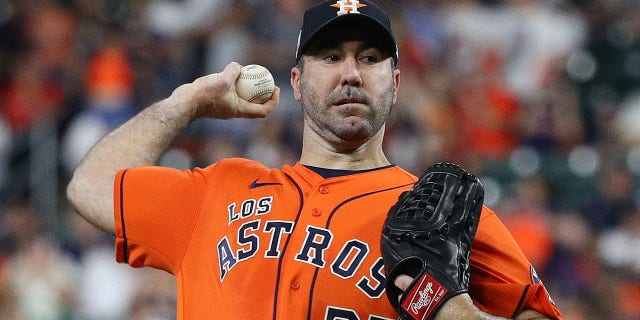 Justin Verlander #35 of the Houston Astros pitches against the Oakland Athletics on September 16, 2022 at Minute Maid Park in Houston, Texas. 