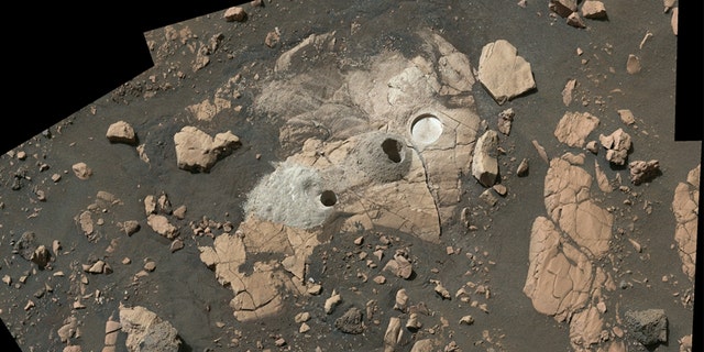 이 모자이크는 NASA의 화성 탐사선의 여러 이미지로 구성되어 있으며 "와일드 캣 릿지" 탐사선은 두 개의 암석 코어를 추출하고 암석의 구성을 확인하기 위해 원형 패치를 긁었습니다. 