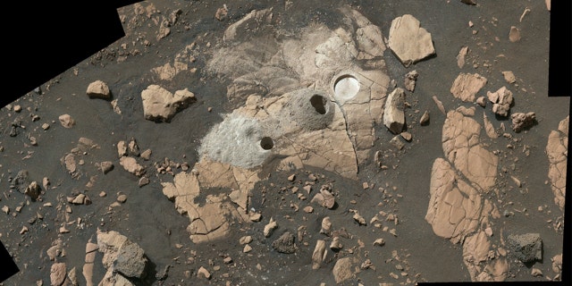 Mosaik ini terdiri dari beberapa gambar dari probe Mars NASA, dan menunjukkan singkapan berbatu yang disebut "Punggungan Kucing Liar" Penjelajah itu mengekstraksi dua inti berbatu dan menggores tambalan melingkar untuk memeriksa komposisi batu. 