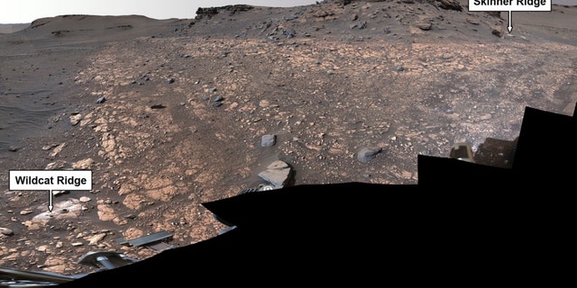 NASA의 Perseverance 로버는 화성의 Jezero Crater 이미지에 등장하는 두 위치에서 미래에 지구로 귀환할 가능성이 있는 암석 샘플을 수집했습니다. "와일드 캣 릿지" (왼쪽 하단) 및 "스키너 릿지" (오른쪽 상단). 