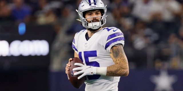 Dallas Cowboys quarterback Will Grier, #15, zoekt naar een open ontvanger tijdens de wedstrijd tussen de Dallas Cowboys en de Seattle Seahawks op 26 augustus 2022 in het AT&T Stadium in Arlington, Texas.