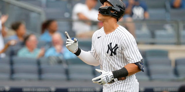 Aaron Judge des Yankees de New York fait des gestes alors qu'il dirige les bases après son home run de quatrième manche contre les Twins du Minnesota lors du premier match d'un programme double au Yankee Stadium le 7 septembre 2022, dans le quartier du Bronx à New York.