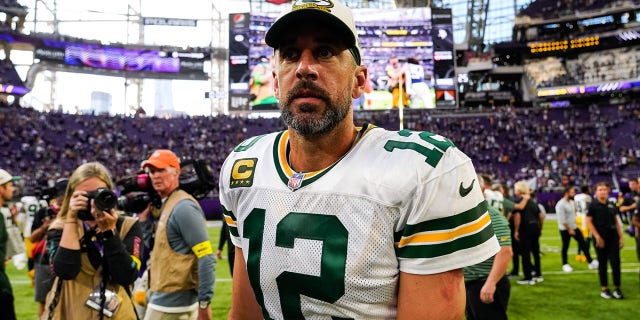 Green Bay Packers takımından Aaron Rodgers, Minneapolis'teki US Bank Stadyumu'nda 11 Eylül 2022'de Minnesota Vikings'e yenildikten sonra sahayı terk ediyor. Vikingler Packers'ı 23-7 yendi.
