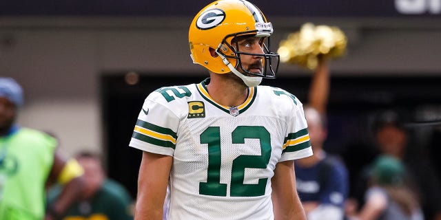 Green Bay Packers'tan Aaron Rodgers, Minneapolis'te 11 Eylül 2022'de US Bank Stadyumu'nda oynanan maçın ikinci çeyreğinde Minnesota Vikings'e karşı sahada. Vikingler Packers'ı 23-7 yendi.