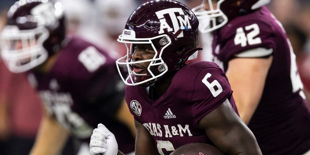 Le porteur de ballon Texas A&M Devon Achane (6) porte le ballon pendant la première moitié du match de football universitaire NCAA de l'équipe contre l'Arkansas le samedi 24 septembre 2022 à Arlington, au Texas.