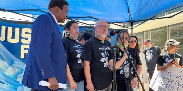 Family's attorney John Burris, left, with Angelo Quinto's stepdad Robert Collins, center, is joined by Angelo's sister Bella Quinto Collins, second from left, and Angelo's mom Cassandra Quinto-Collins, second from right, during a news conference in Oakland, California, on Sept. 7, 2022.