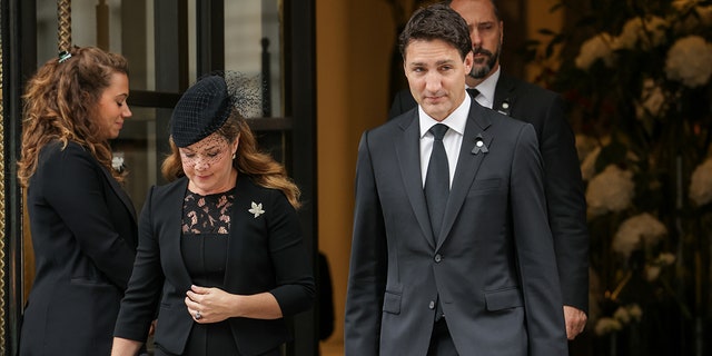 De Canadese premier Justin Trudeau en zijn vrouw Sophie Gregoire Trudeau verlaten hun hotel voor de begrafenis van koningin Elizabeth II in Westminster Abbey in Londen.