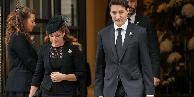 El primer ministro canadiense, Justin Trudeau, y su esposa, Sophie Grégoire Trudeau, salen del hotel para asistir al funeral de la reina Isabel II en la Abadía de Westminster en Londres.