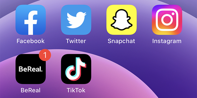 Captura de pantalla de las aplicaciones de medios sociales para iPhone, incluida la nueva aplicación BeReal para compartir fotos.