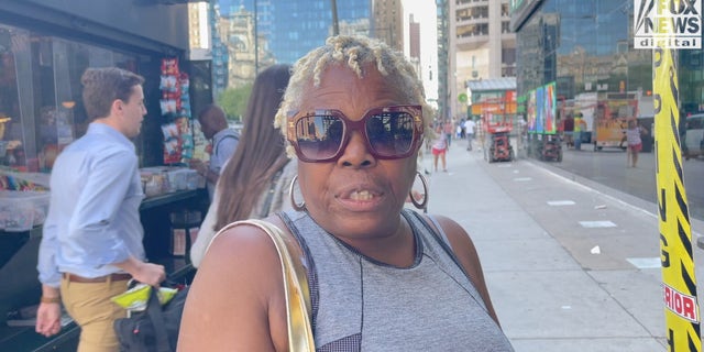 Betty, de Filadelfia, dice que John Fetterman tiene su voto en las elecciones intermedias de noviembre, a pesar de los problemas de salud.