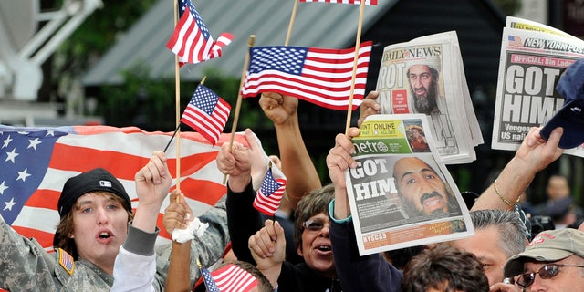 جمعیتی خبر مرگ اسامه بن لادن را در 2 مه 2011 در شهر نیویورک جشن می گیرند.