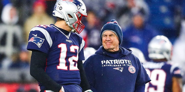 Tom Brady (12) 24 Kasım 2019, Foxborough, Mass'ta Dallas Cowboys'a karşı oynayacağı maçtan önce New England Patriots'un baş antrenörü Bill Belichick ile konuşuyor.