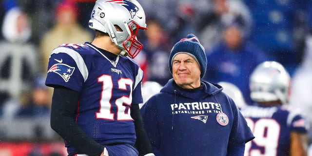 Tom Brady conversa con el entrenador en jefe de los New England Patriots, Bill Belichick, antes del partido de los Dallas Cowboys en el Gillette Stadium el 24 de noviembre de 2019 en Foxborough, Massachusetts.