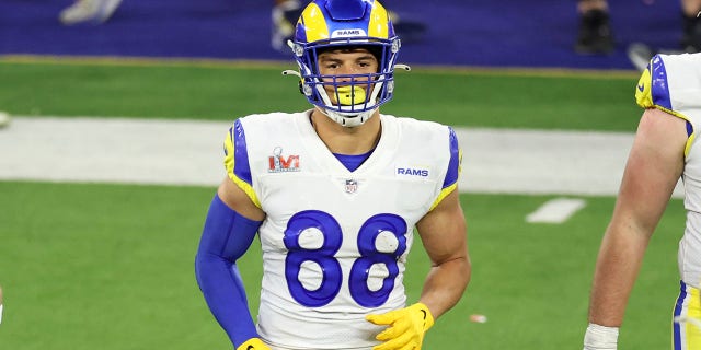 Brycen Hopkins de Los Angeles Rams salta al campo contra los Cincinnati Bengals en el Super Bowl de la NFL 2022 en el SoFi Stadium el 20 de febrero de 2022. 13 de febrero de 2022, Inglewood, California.