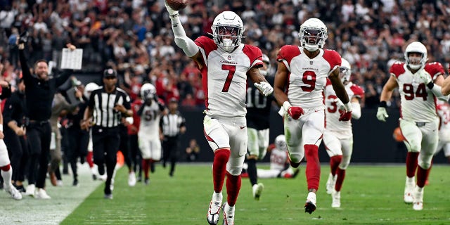 El esquinero de los Cardenales de Arizona, Byron Murphy Jr. (7) corre para un touchdown ganador del juego después de recuperar un balón suelto en tiempo extra contra Los Vegas Raiders en Las Vegas el 20 de septiembre. 18, 2022.