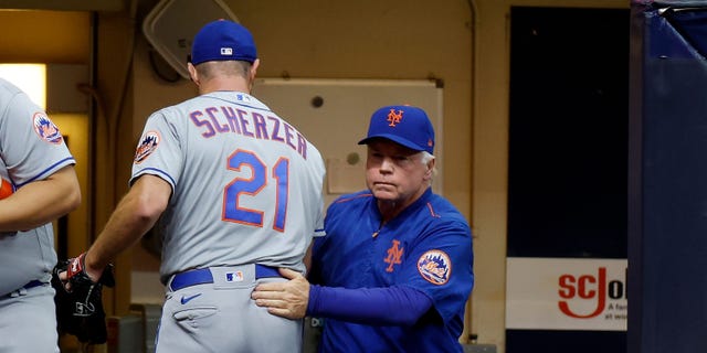 Max Scherzer dei Mets lascia il gioco dopo 6 inning perfetti, la squadra si aggiudica il posto nei playoff 4 Buck Showalter n. 11 dei New York Mets elimina Max Scherzer n. 21 dopo il sesto inning. Max Scherzer non aveva rinunciato a colpi contro i Milwaukee Brewers all'American Family Field il 19 settembre 2022 a Milwaukee, nel Wisconsin.