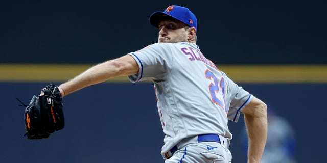 Max Scherzer dei Mets lascia il gioco dopo 6 inning perfetti, la squadra si aggiudica il posto nei playoff 2 Max Scherzer n. 21 dei New York Mets lancia un campo nel primo inning contro i Milwaukee Brewers all'American Family Field il 19 settembre 2022 a Milwaukee, nel Wisconsin.