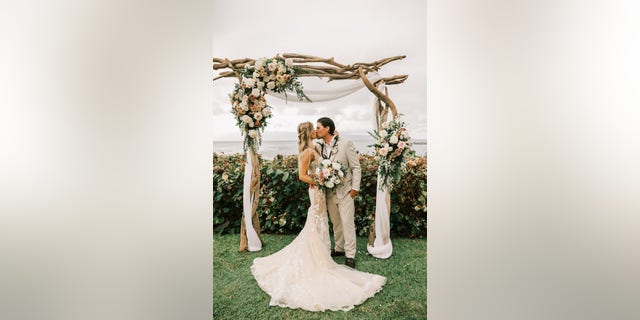 Christina e Joshua Hall se beijaram na cerimônia de casamento cinco meses depois de se casarem.