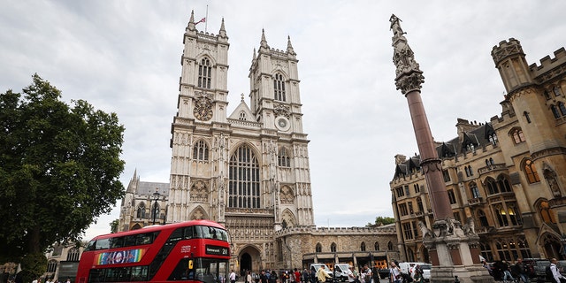 Passers-by and traffic are seen in front of Westminster Abbey. On September 19, the queen's funeral service will be held at Westminster Abbey. 