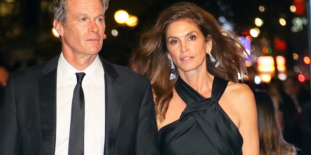 Cindy Crawford revealed that husband Rande Gerber still gives her flowers every year on her birthday.