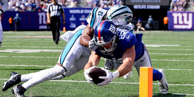 Daniel Bellinger of the New York Giants scores a touchdown against the Carolina Panthers at MetLife Stadium on Sept. 18, 2022.