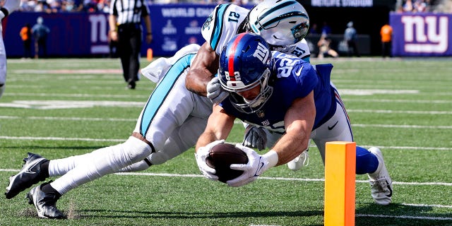 Daniel Bellinger of the New York Giants scores a touchdown against the Carolina Panthers at MetLife Stadium on Sept. 18, 2022.