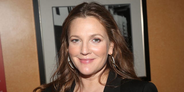 Drew Barrymore, Lea Michele'in ilk performansında poz veriyor. "Komik kız" 6 Eylül 2022'de New York'ta The August Wilson Theatre'da Broadway'de.