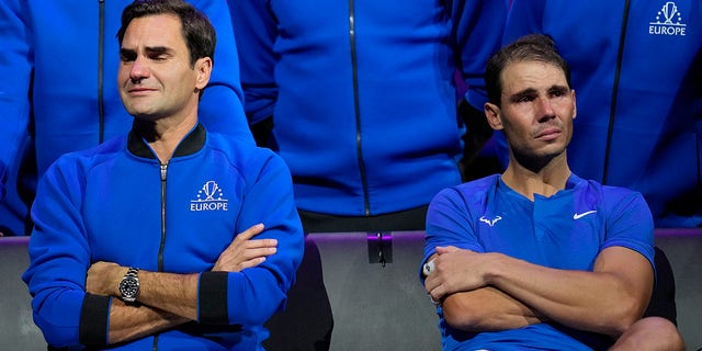 Roger Federer z Team Europe, po lewej, siedzi z Rafaelem Nadalem po meczu deblowym Laver Cup przeciwko Jacquesowi Sockowi i Frances Tiafoe z Team World na O2 Arena w Londynie, piątek, 23 września 2022 roku. 