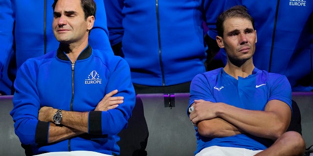 Roger Federer z Team Europe, po lewej, siedzi z Rafaelem Nadalem po meczu deblowym Laver Cup przeciwko Jacquesowi Sockowi i Frances Tiafoe z Team World na O2 Arena w Londynie, piątek, 23 września 2022 roku. 