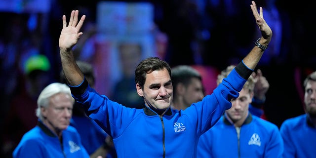 Avrupa Takımı'ndan duygusal bir Roger Federer, 23 Eylül 2022 Cuma günü Londra'daki O2 arenasında, Team World'den Jack Sock ve Frances Tiafoe'ya karşı bir Laver Kupası çiftler maçında Rafael Nadal ile oynadıktan sonra kalabalığı selamlıyor.