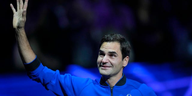 Roger Federer macha do tłumu po meczu z Rafaelem Nadalem podczas meczu deblowego Laver Cup na O2 Arena w Londynie, piątek, 23 września 2022 r.  Podwójna strata Federera z Nadalem oznaczała koniec wspaniałej kariery.