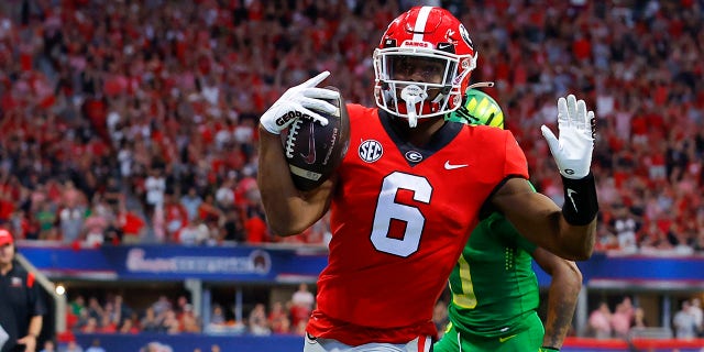 Kenny McIntosh #6 of the Georgia Bulldogs rushes in for a touchdown during the first half against the Oregon Ducks at Mercedes-Benz Stadium on September 3, 2022, in Atlanta, Georgia.
