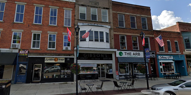 Google Maps photo showing the exterior of Gibson's Bakery in Oberlin, Ohio.