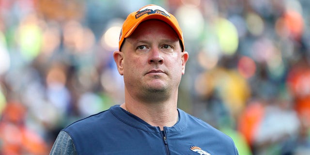 El entrenador en jefe de los Denver Broncos, Nathaniel Hackett, mira contra los Seattle Seahawks en el Lumen Field el 12 de septiembre de 2022 en Seattle.