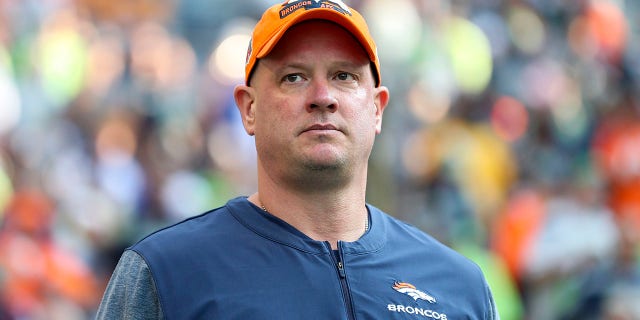 El entrenador en jefe de los Denver Broncos, Nathaniel Hackett, mira contra los Seattle Seahawks en el Lumen Field el 12 de septiembre de 2022 en Seattle.