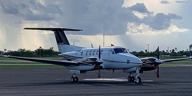 اداره امنیت عمومی تگزاس (DPS) تصویری از هواپیمای قاچاق انسان که در فرودگاه Mid Valley در Weslaco، تگزاس متوقف شده بود، منتشر کرد. 