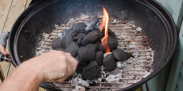 fuego de carbón en parrilla circular