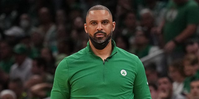 El entrenador en jefe de los Celtics, Ime Udoka, asiste a las Finales de la NBA el 8 de junio de 2022 en Boston.