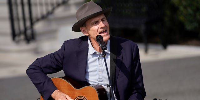 James Taylor chante lors d'un événement sur l'Inflation Reduction Act de 2022, sur la pelouse sud de la Maison Blanche à Washington, le mardi 13 septembre 2022. 