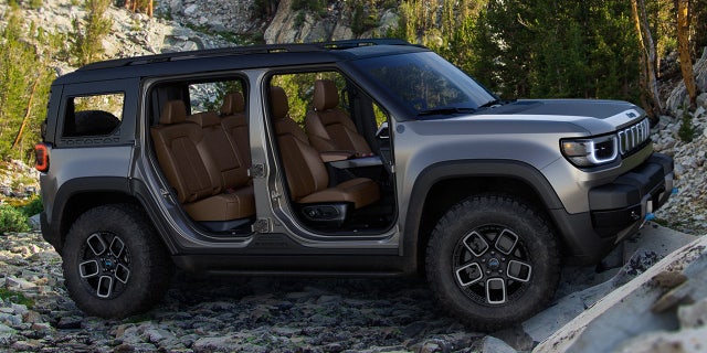 The Recon has removable doors and rear quarter windows.