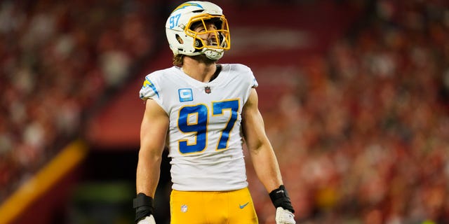 Joey Bosa #97 de Los Angeles Chargers mira el marcador contra los Kansas City Chiefs en GEHA Field en Arrowhead Stadium el 15 de septiembre de 2022 en Kansas City, Missouri.