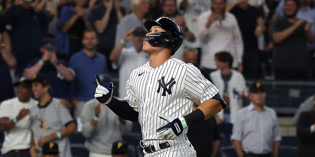 New York Yankees'ten Aaron Yargıç #99, 20 Eylül 2022'de New York'un Bronx ilçesindeki Yankee Stadyumu'nda Pittsburgh Pirates'e karşı oynanan maçın 9. devresinde sezonun 60. ev koşusunu kazandıktan sonra üsleri yuvarladı.