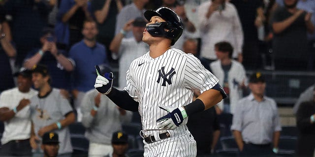 New York Yankees'ten Aaron Yargıç #99, 20 Eylül 2022'de New York'un Bronx ilçesindeki Yankee Stadyumu'nda Pittsburgh Pirates'e karşı oynanan maçın 9. devresinde sezonun 60. ev koşusunu kazandıktan sonra üsleri yuvarladı.